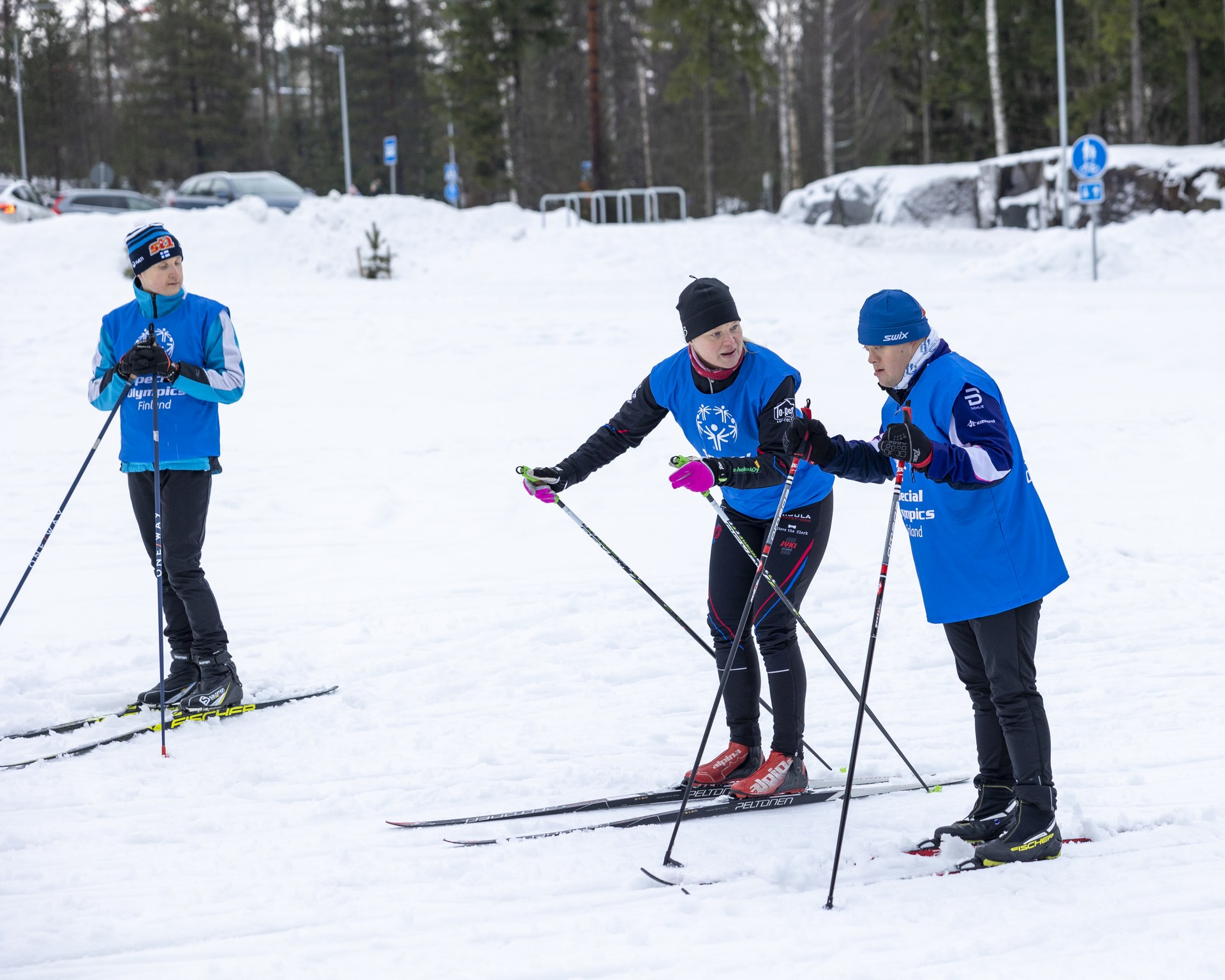 Mika Nyberg hiihtämässä valmentajan vierellä.